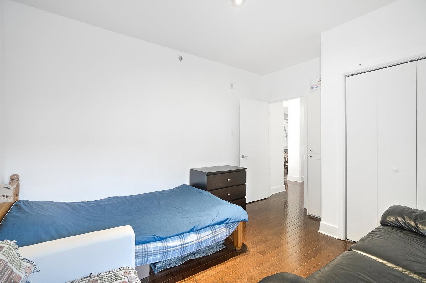 Bedroom - 204-2375 Av. Ekers, Mont-Royal, QC - Indoor Photo Showing Bedroom