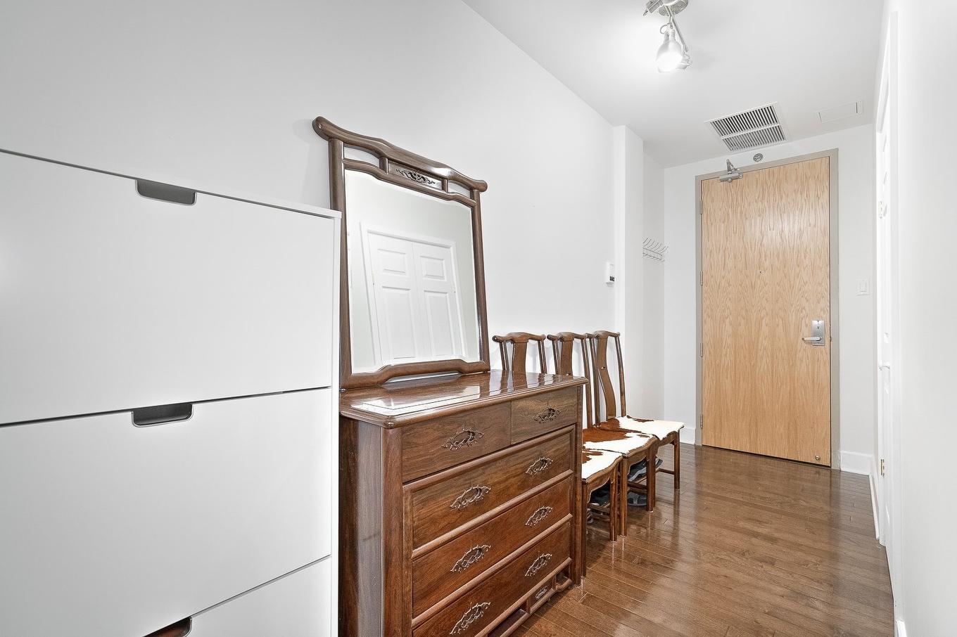 Hall - 204-2375 Av. Ekers, Mont-Royal, QC - Indoor