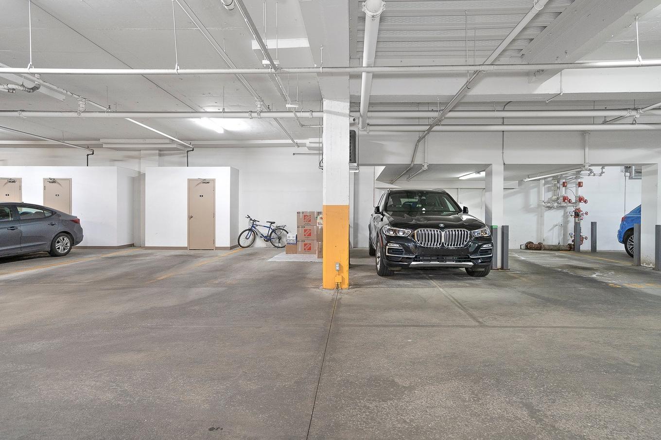 Garage - 204-2375 Av. Ekers, Mont-Royal, QC - Indoor Photo Showing Garage