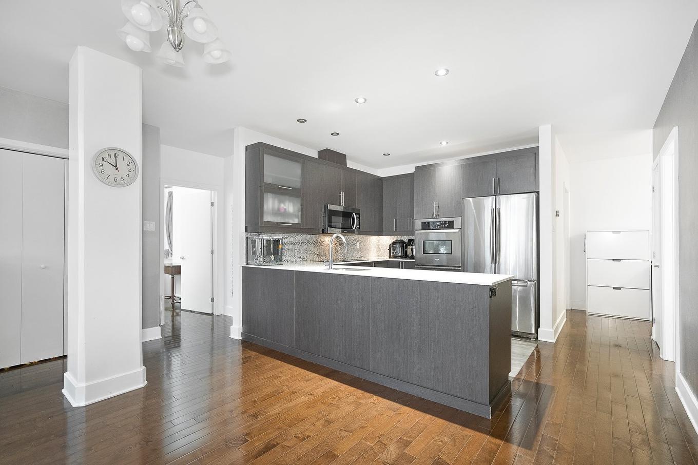 Kitchen - 204-2375 Av. Ekers, Mont-Royal, QC - Indoor Photo Showing Kitchen With Upgraded Kitchen