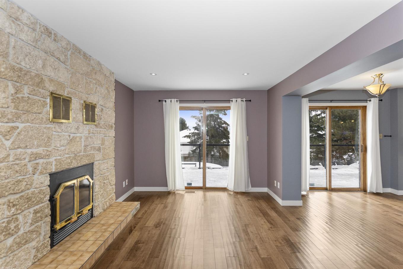 191 Skyline Avenue, Thunder Bay, ON - Indoor Photo Showing Living Room With Fireplace