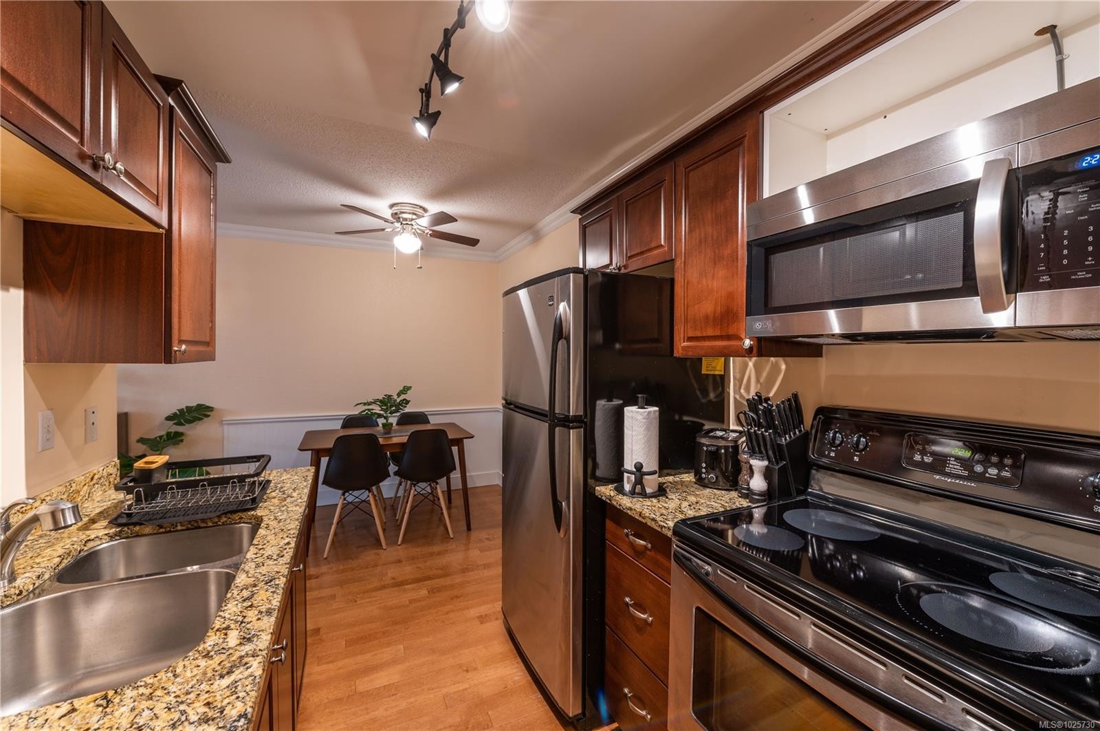 110-1600 Dufferin Cres, Nanaimo, BC - Indoor Photo Showing Kitchen With Double Sink