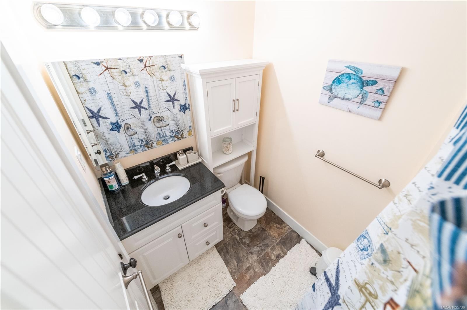 110-1600 Dufferin Cres, Nanaimo, BC - Indoor Photo Showing Bathroom