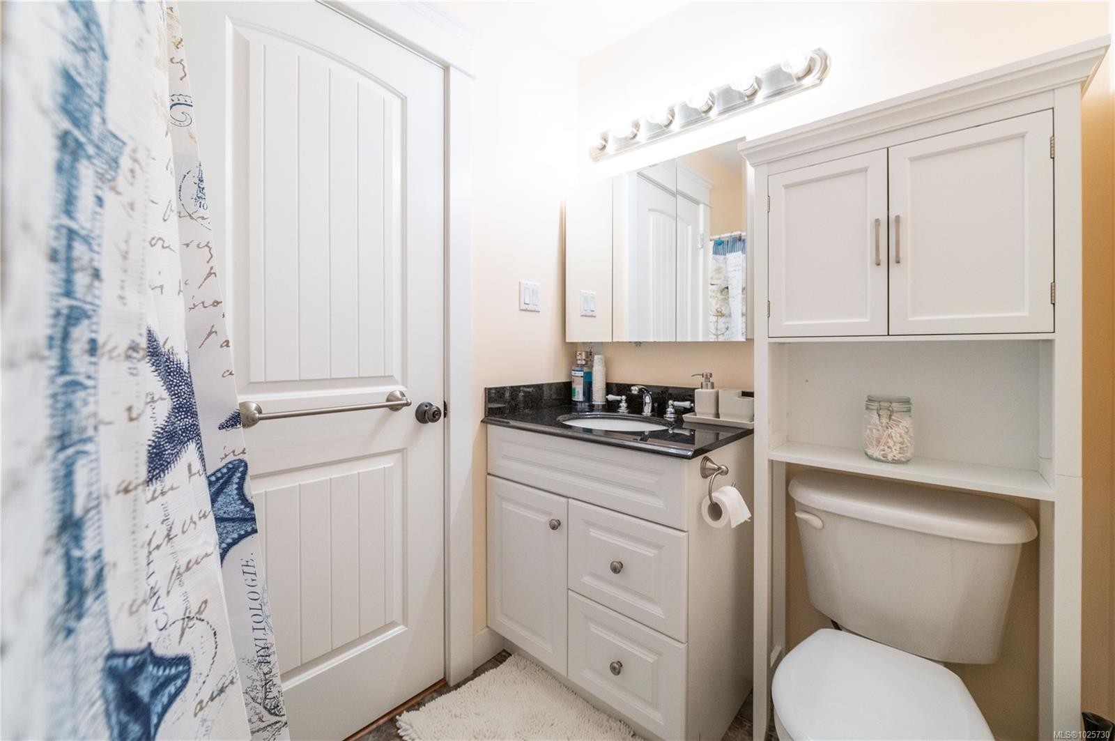 110-1600 Dufferin Cres, Nanaimo, BC - Indoor Photo Showing Bathroom