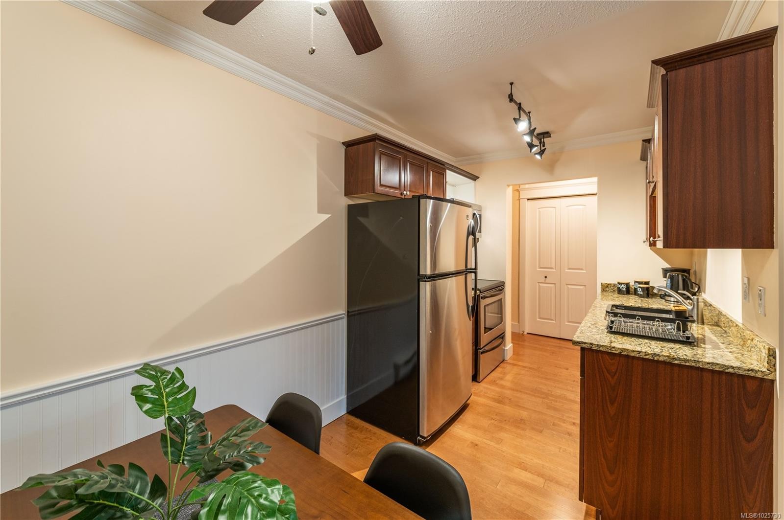 110-1600 Dufferin Cres, Nanaimo, BC - Indoor Photo Showing Kitchen