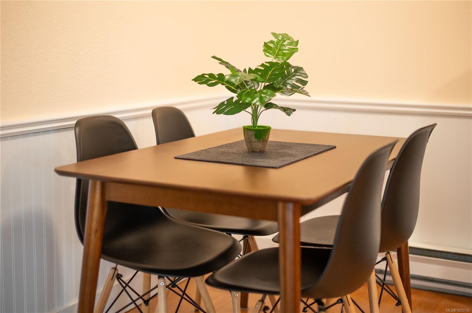 110-1600 Dufferin Cres, Nanaimo, BC - Indoor Photo Showing Dining Room