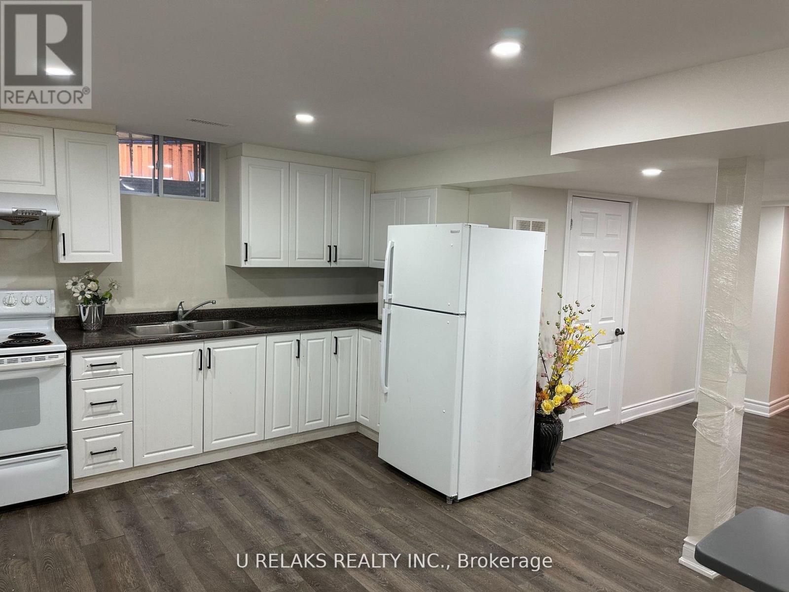 640 Farwell Crescent, Mississauga, ON - Indoor Photo Showing Kitchen With Double Sink