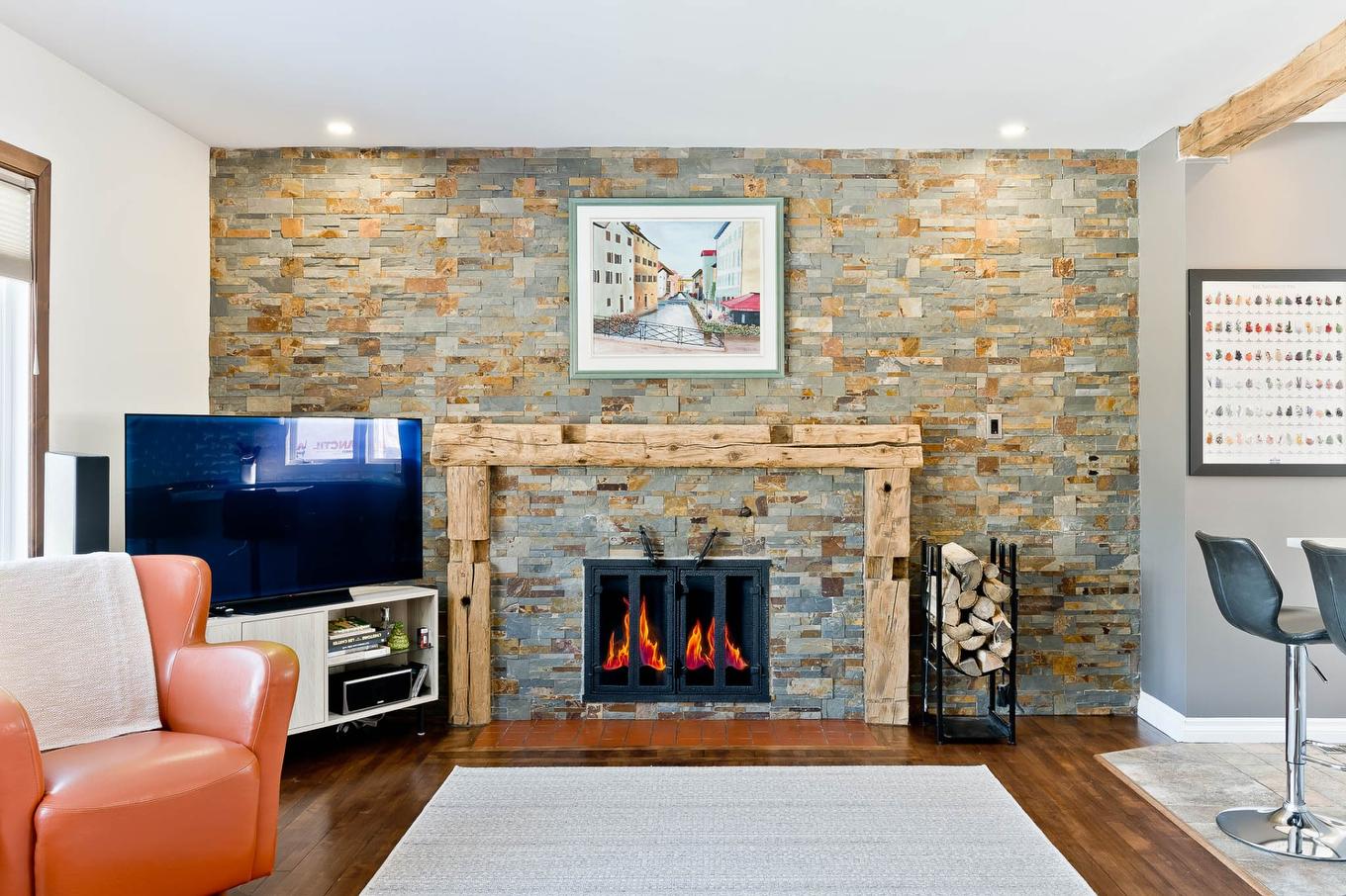 Living room - 27 Rue Spring-Garden, Sherbrooke (Lennoxville), QC - Indoor Photo Showing Living Room With Fireplace