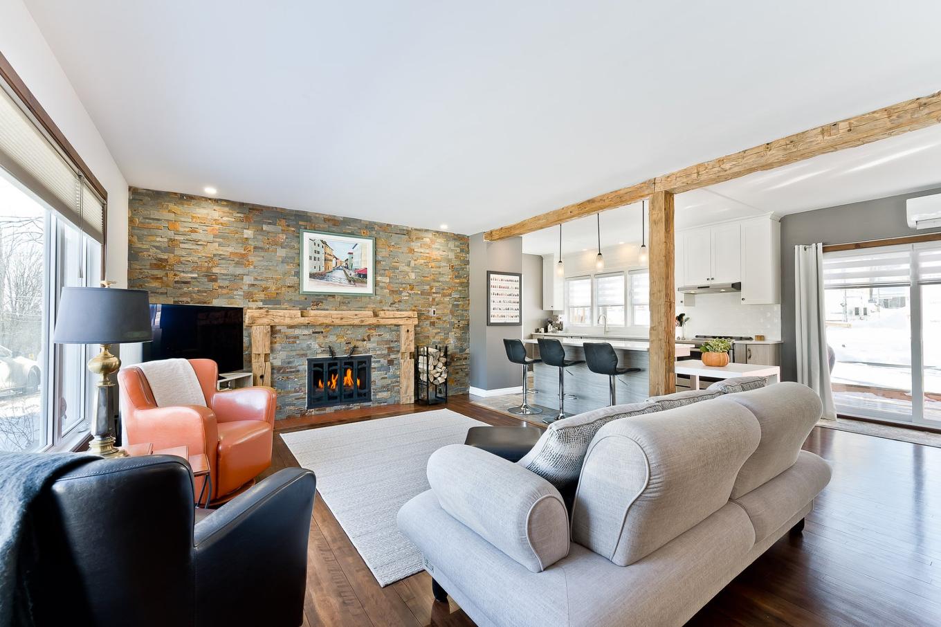 Living room - 27 Rue Spring-Garden, Sherbrooke (Lennoxville), QC - Indoor Photo Showing Living Room With Fireplace