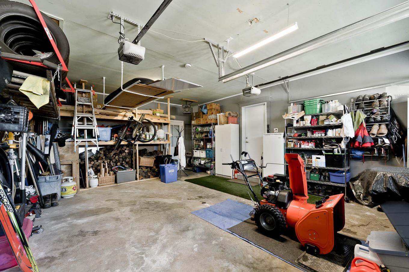 Garage - 27 Rue Spring-Garden, Sherbrooke (Lennoxville), QC - Indoor Photo Showing Garage