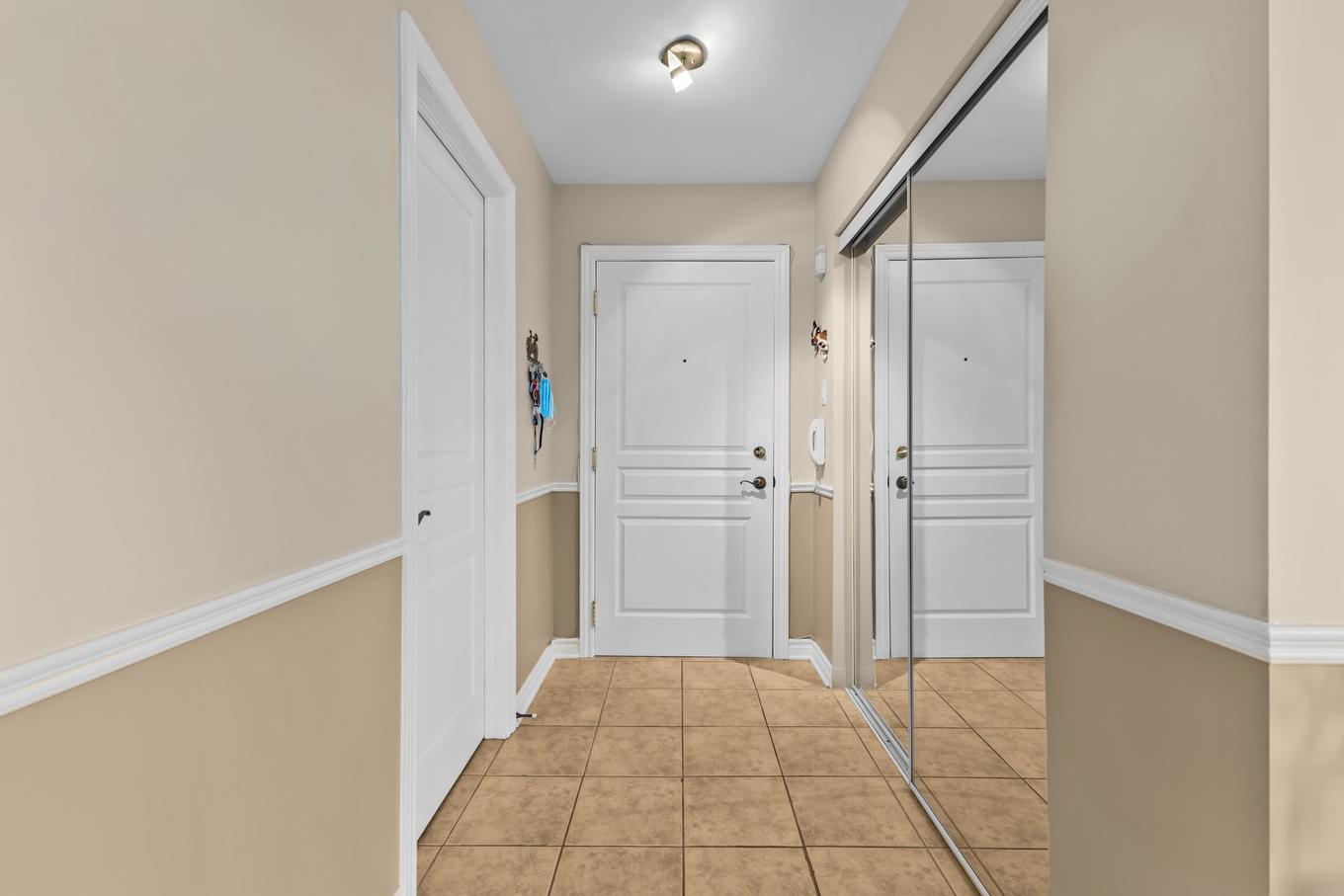 Hall - 302-2525 Rue Dutrisac, Vaudreuil-Dorion, QC - Indoor Photo Showing Other Room