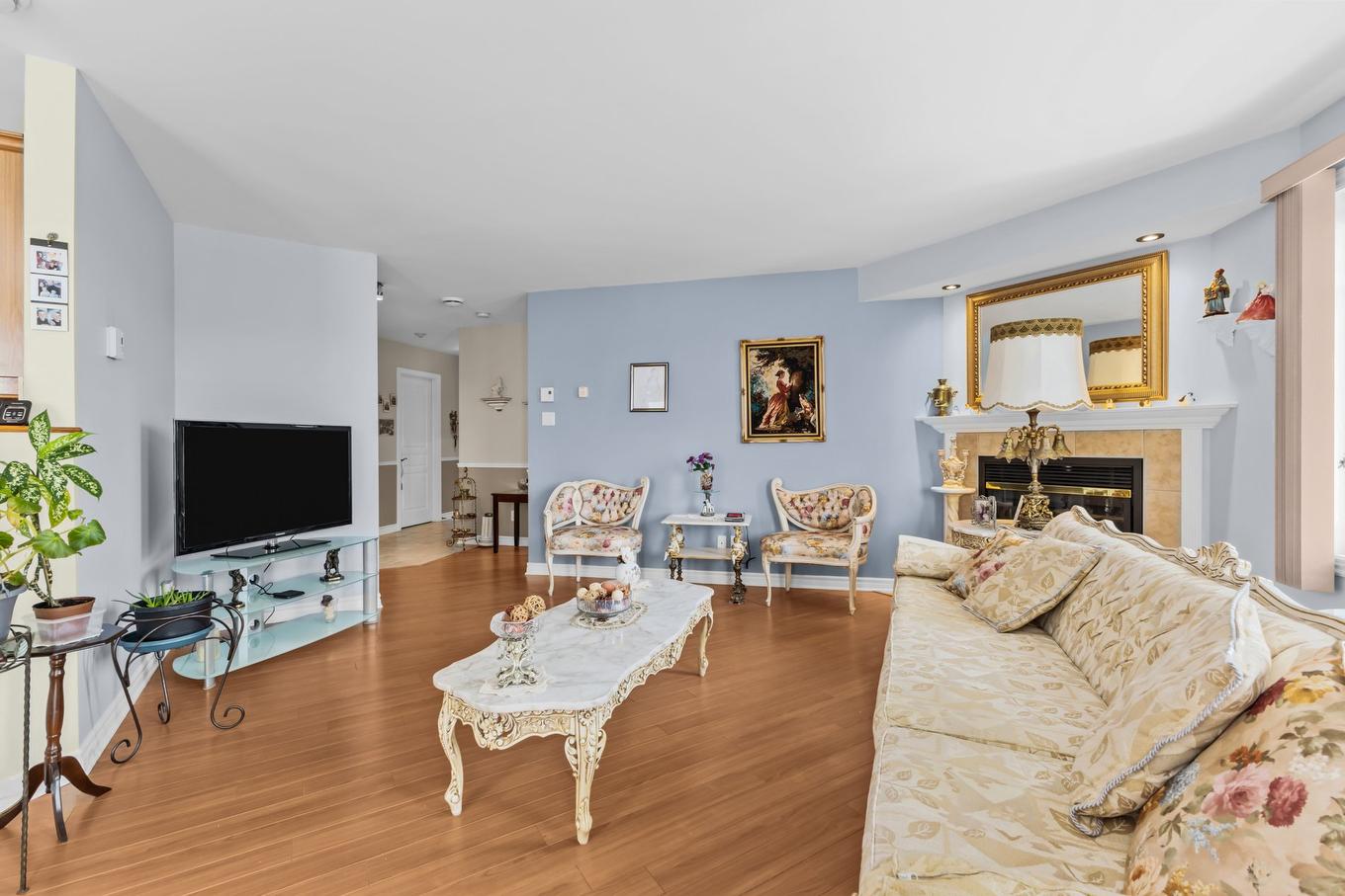 Living room - 302-2525 Rue Dutrisac, Vaudreuil-Dorion, QC - Indoor Photo Showing Living Room With Fireplace