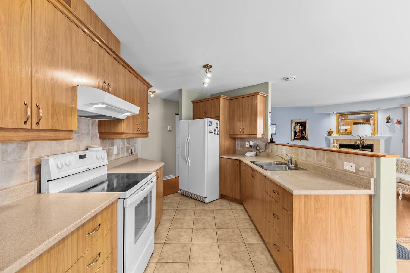 Kitchen - 302-2525 Rue Dutrisac, Vaudreuil-Dorion, QC - Indoor Photo Showing Kitchen With Double Sink