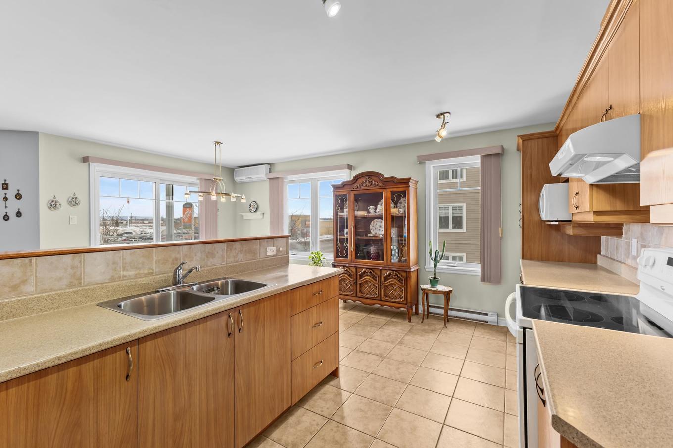 Kitchen - 302-2525 Rue Dutrisac, Vaudreuil-Dorion, QC - Indoor Photo Showing Kitchen With Double Sink