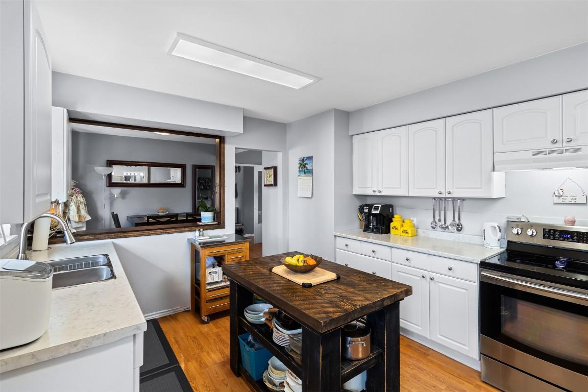 601 Regina Avenue, Kamloops, BC - Indoor Photo Showing Kitchen With Double Sink