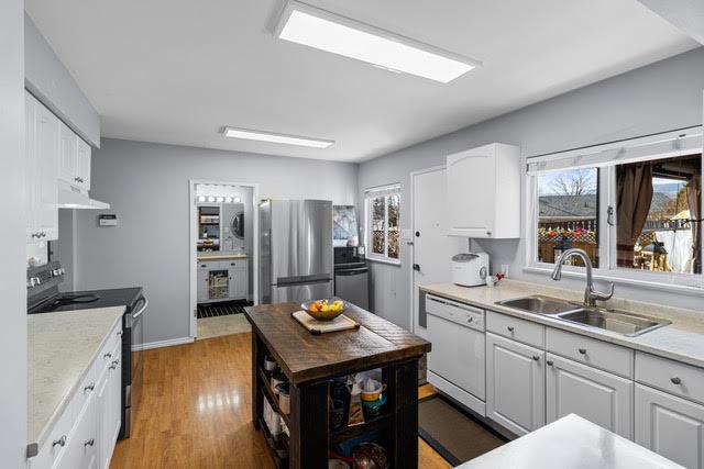 601 Regina Avenue, Kamloops, BC - Indoor Photo Showing Kitchen With Double Sink