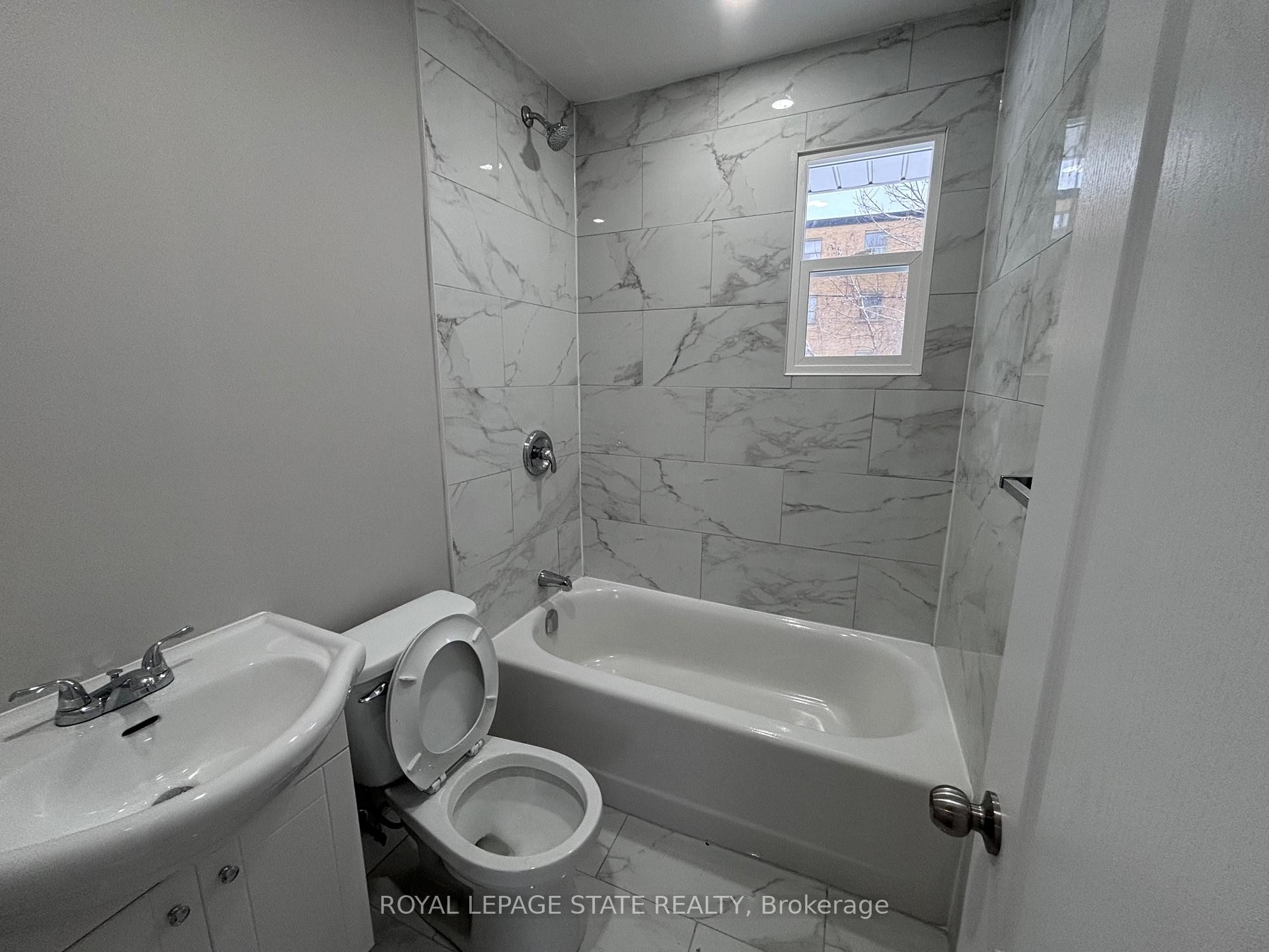 300 East 43Rd Street, Hamilton, ON - Indoor Photo Showing Bathroom