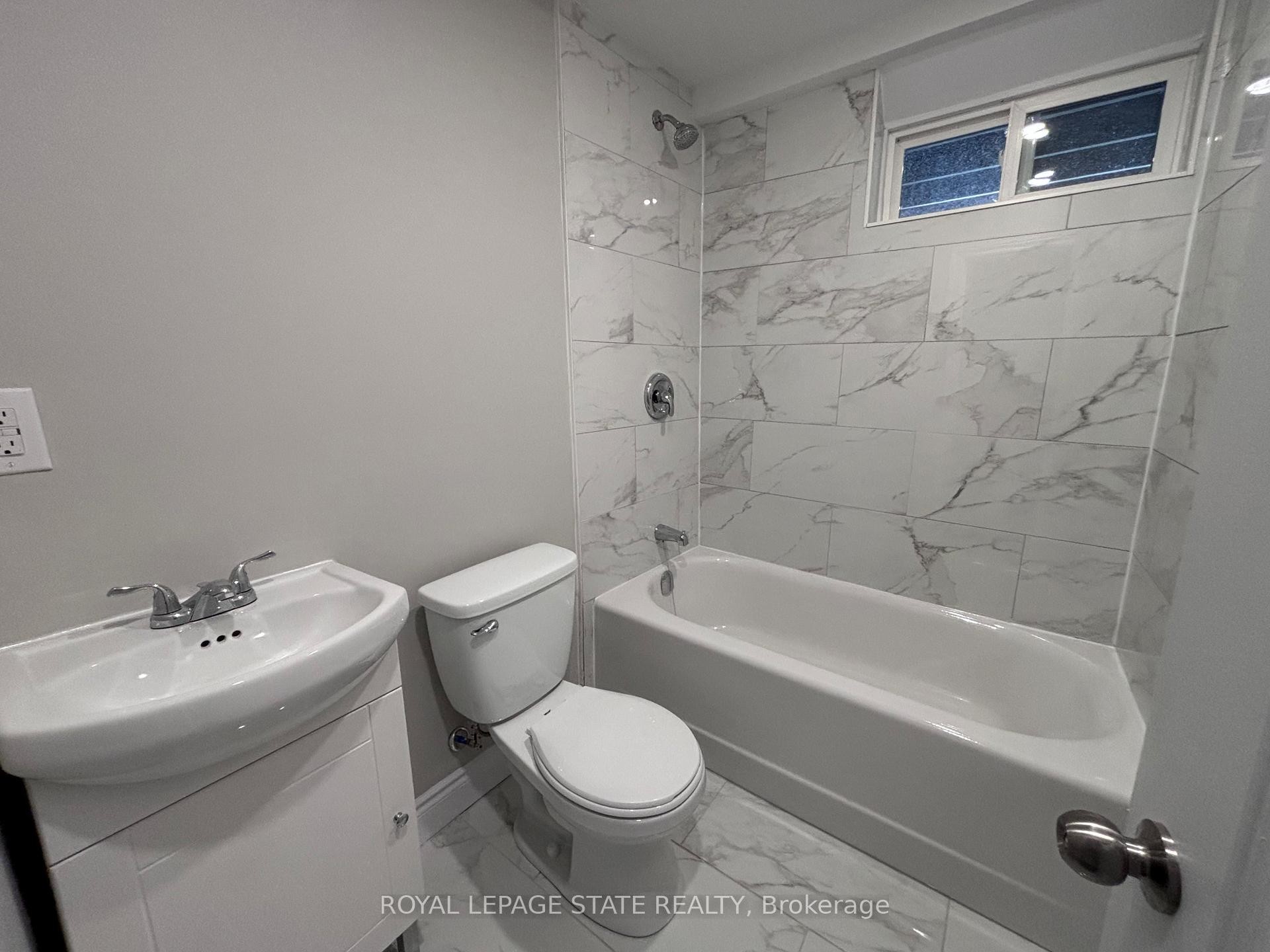 300 East 43Rd Street, Hamilton, ON - Indoor Photo Showing Bathroom