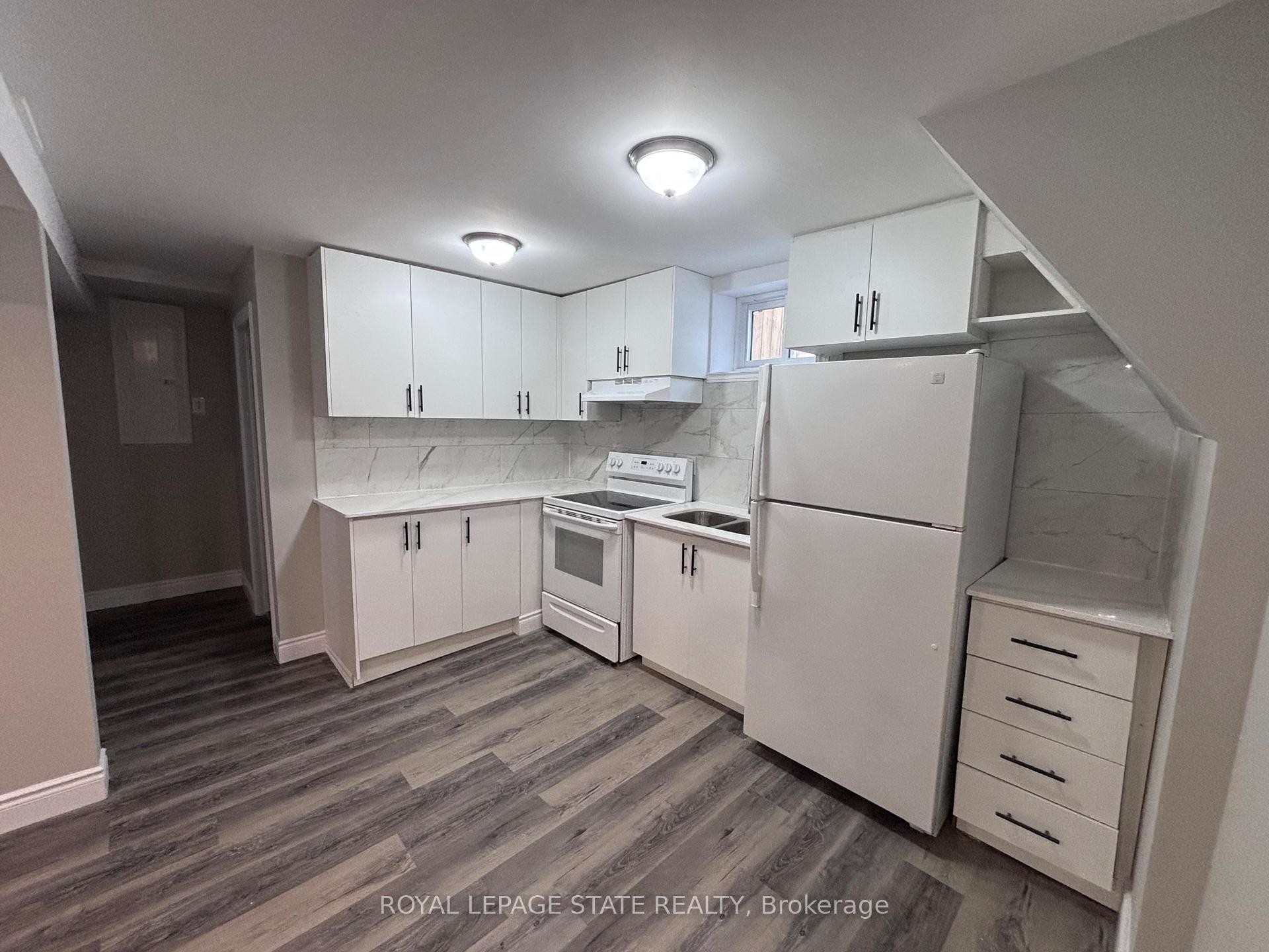 300 East 43Rd Street, Hamilton, ON - Indoor Photo Showing Kitchen With Double Sink