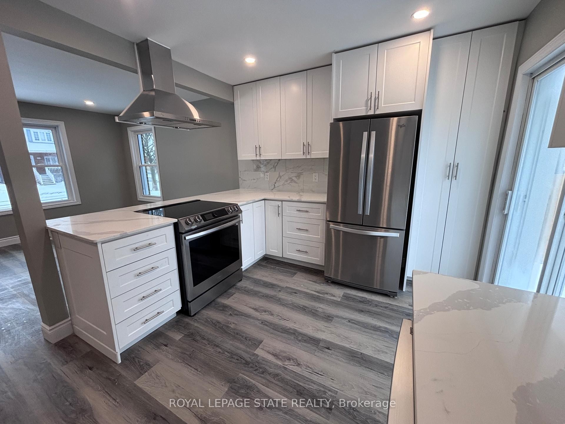 300 East 43Rd Street, Hamilton, ON - Indoor Photo Showing Kitchen