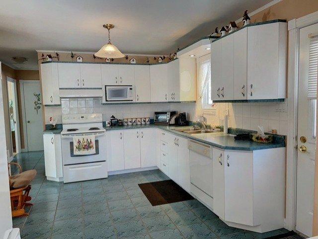 Kitchen - 11 Boul. Perron E., Matapédia, QC - Indoor Photo Showing Kitchen With Double Sink
