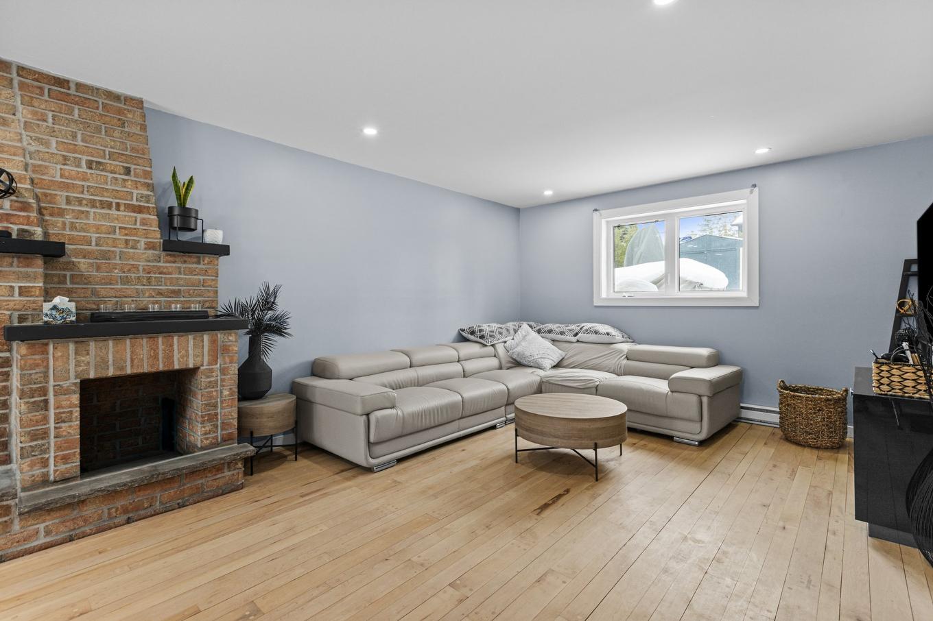 Living room - 254 Rue Plessis, Repentigny (Repentigny), QC - Indoor Photo Showing Living Room With Fireplace