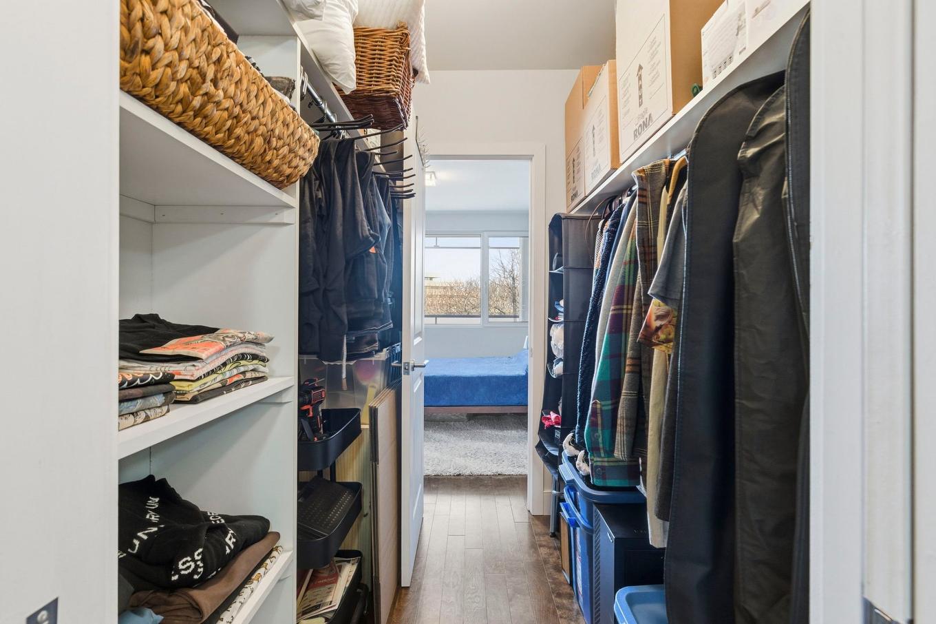 Walk-in closet - 608-4900 Boul. De L'Assomption, Montréal (Rosemont/La Petite-Patrie), QC - Indoor With Storage