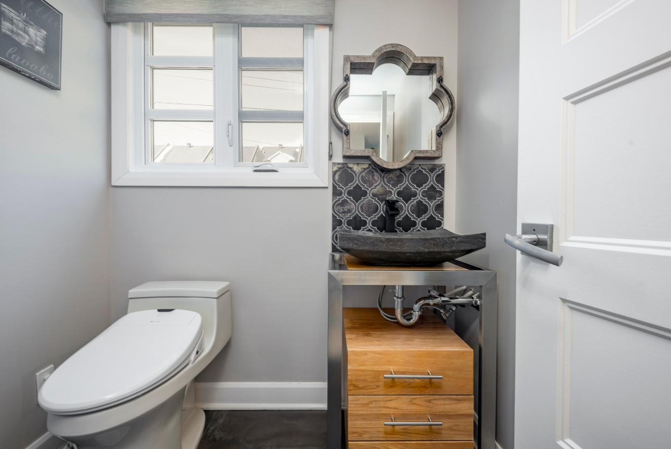 Powder room - 125 Av. Brigadoon, Pointe-Claire, QC - Indoor Photo Showing Bathroom