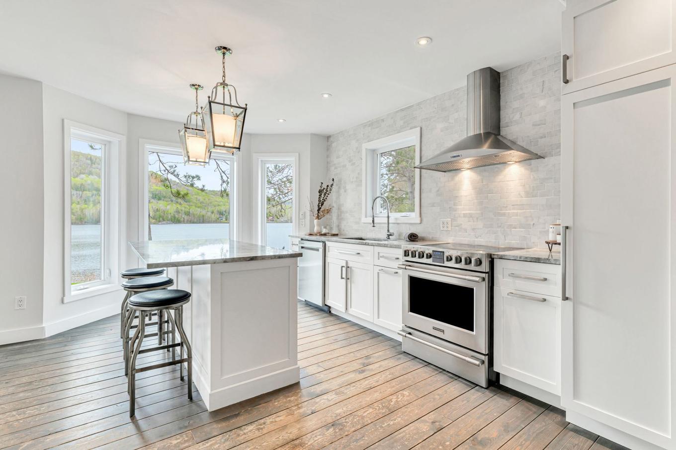 Overall view - 2020 Ch. Du Lac-Ste-Rose N., Mandeville, QC - Indoor Photo Showing Kitchen With Fireplace