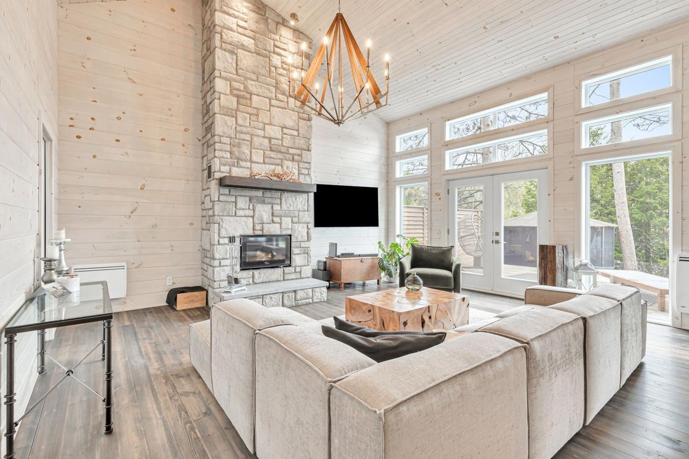 Living room - 2020 Ch. Du Lac-Ste-Rose N., Mandeville, QC - Indoor Photo Showing Living Room