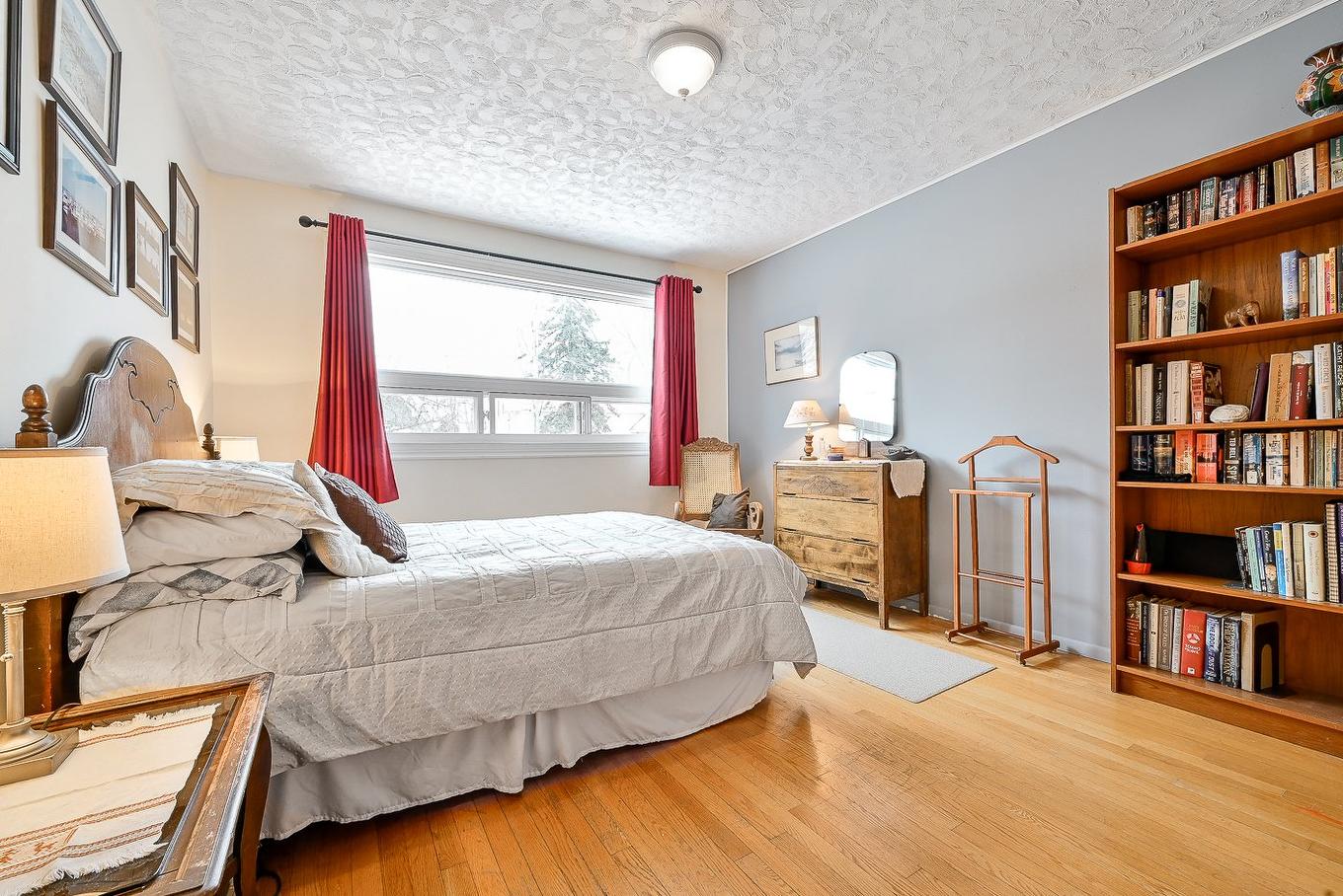 Primary bedroom - 208 Ch. St-Charles, Longueuil (Greenfield Park), QC - Indoor Photo Showing Bedroom