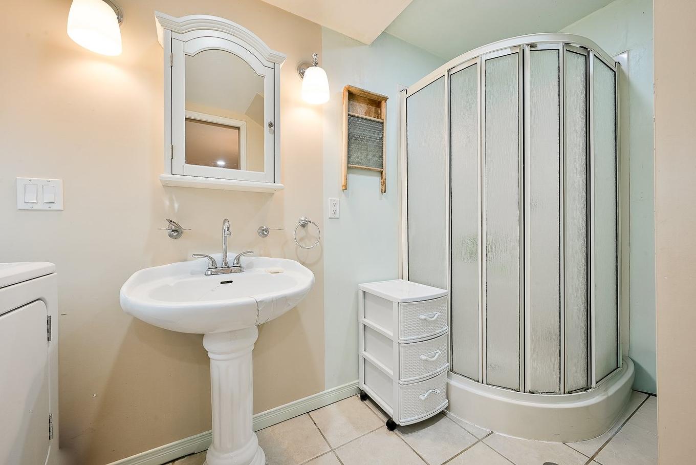 Bathroom - 208 Ch. St-Charles, Longueuil (Greenfield Park), QC - Indoor Photo Showing Bathroom