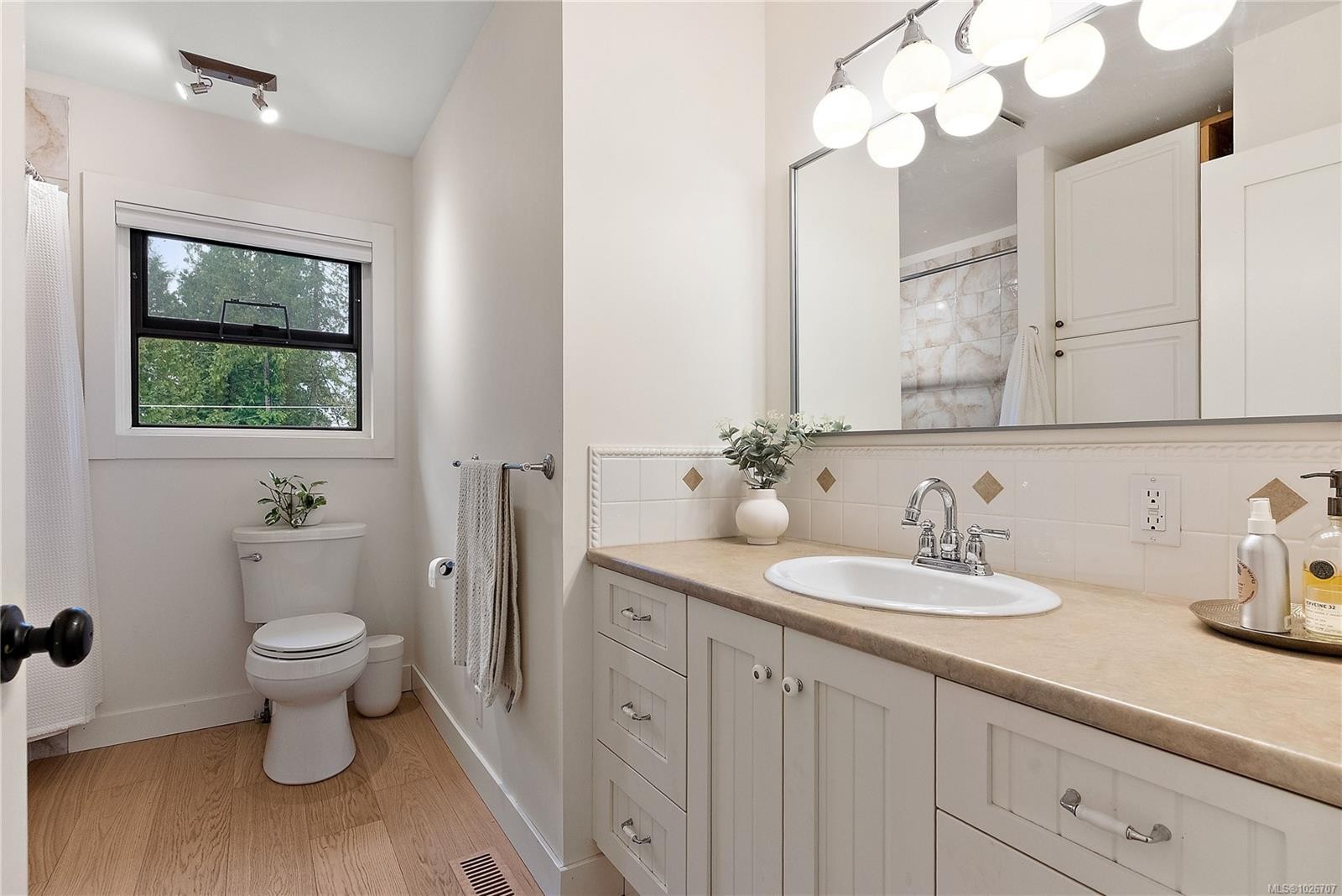 1166 Cloake Hill Rd, North Saanich, BC