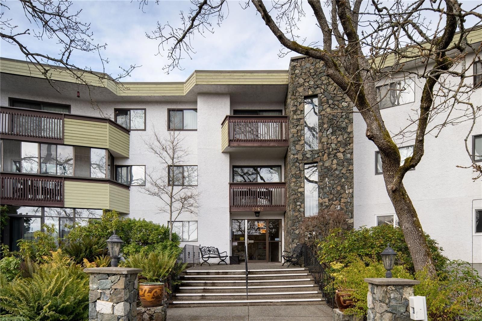 116-3962 Cedar Hill Rd, Saanich, BC - Outdoor