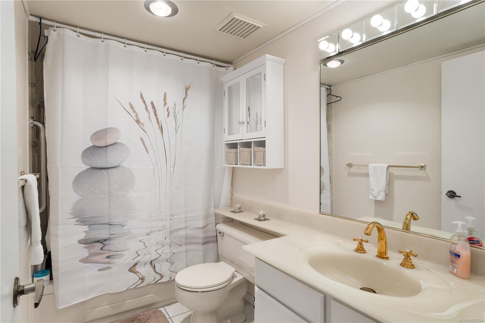 116-3962 Cedar Hill Rd, Saanich, BC - Indoor Photo Showing Bathroom