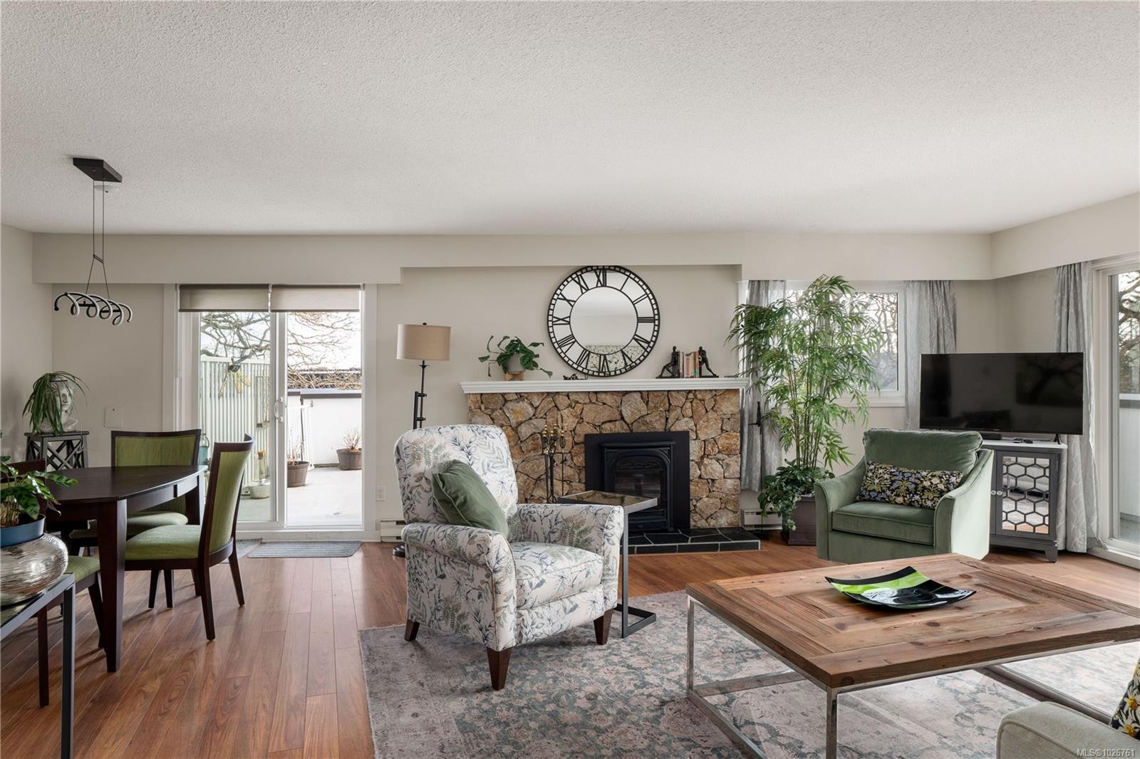 116-3962 Cedar Hill Rd, Saanich, BC - Indoor Photo Showing Living Room With Fireplace
