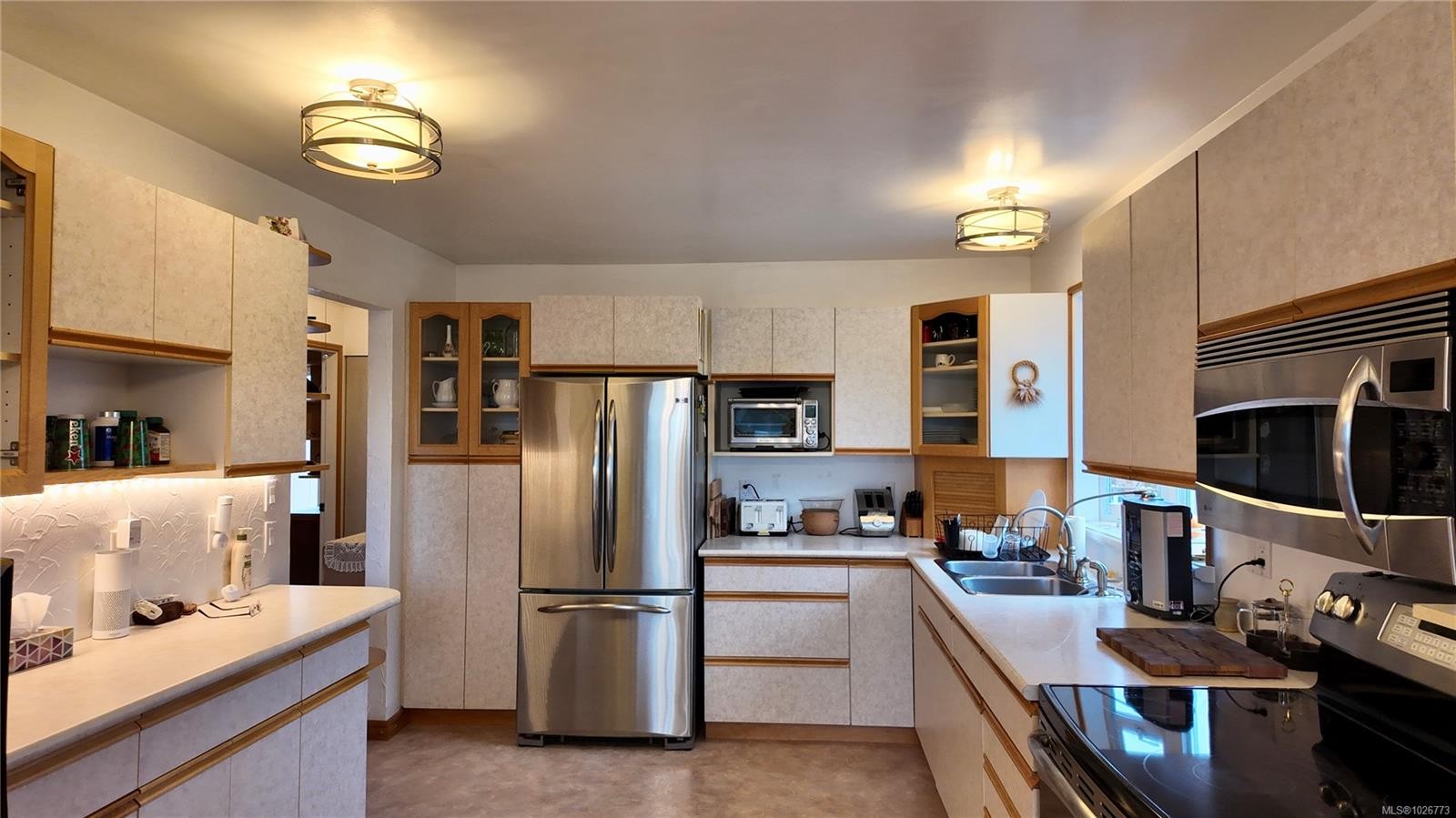 7710 Cedar Pl, Port Hardy, BC - Indoor Photo Showing Kitchen With Double Sink