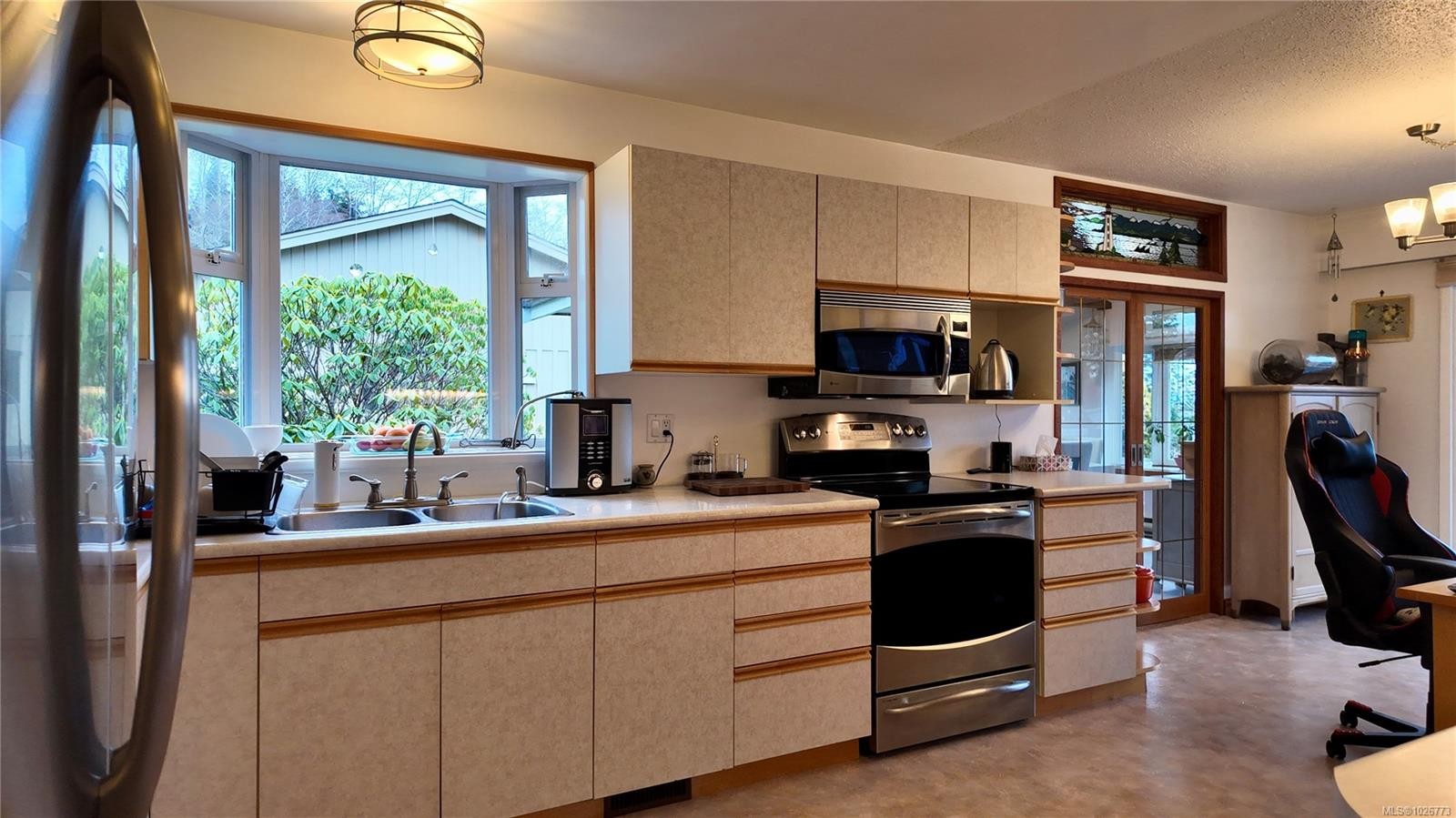 7710 Cedar Pl, Port Hardy, BC - Indoor Photo Showing Kitchen With Double Sink