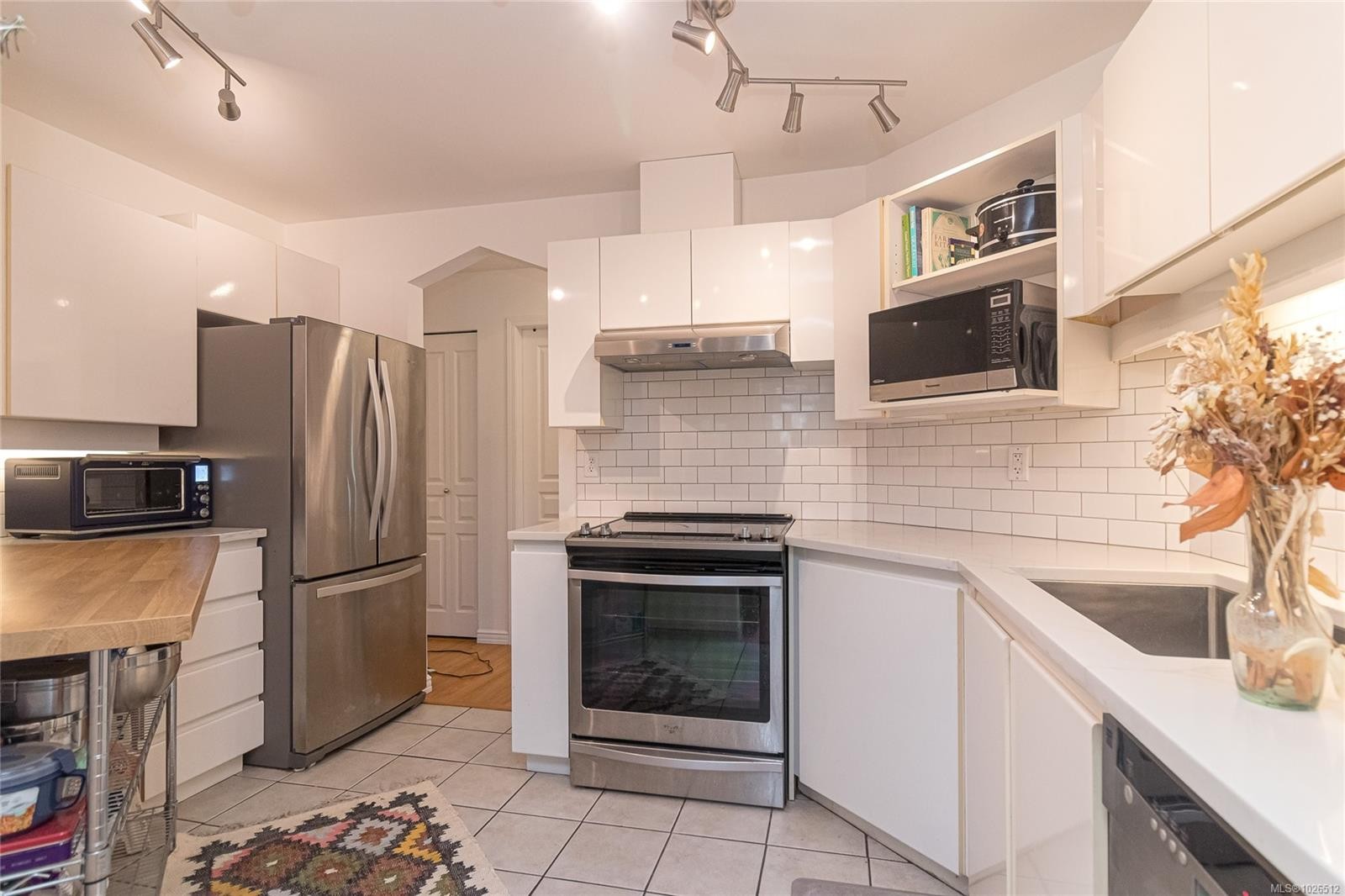 101-935 Johnson St, Victoria, BC - Indoor Photo Showing Kitchen With Stainless Steel Kitchen With Upgraded Kitchen