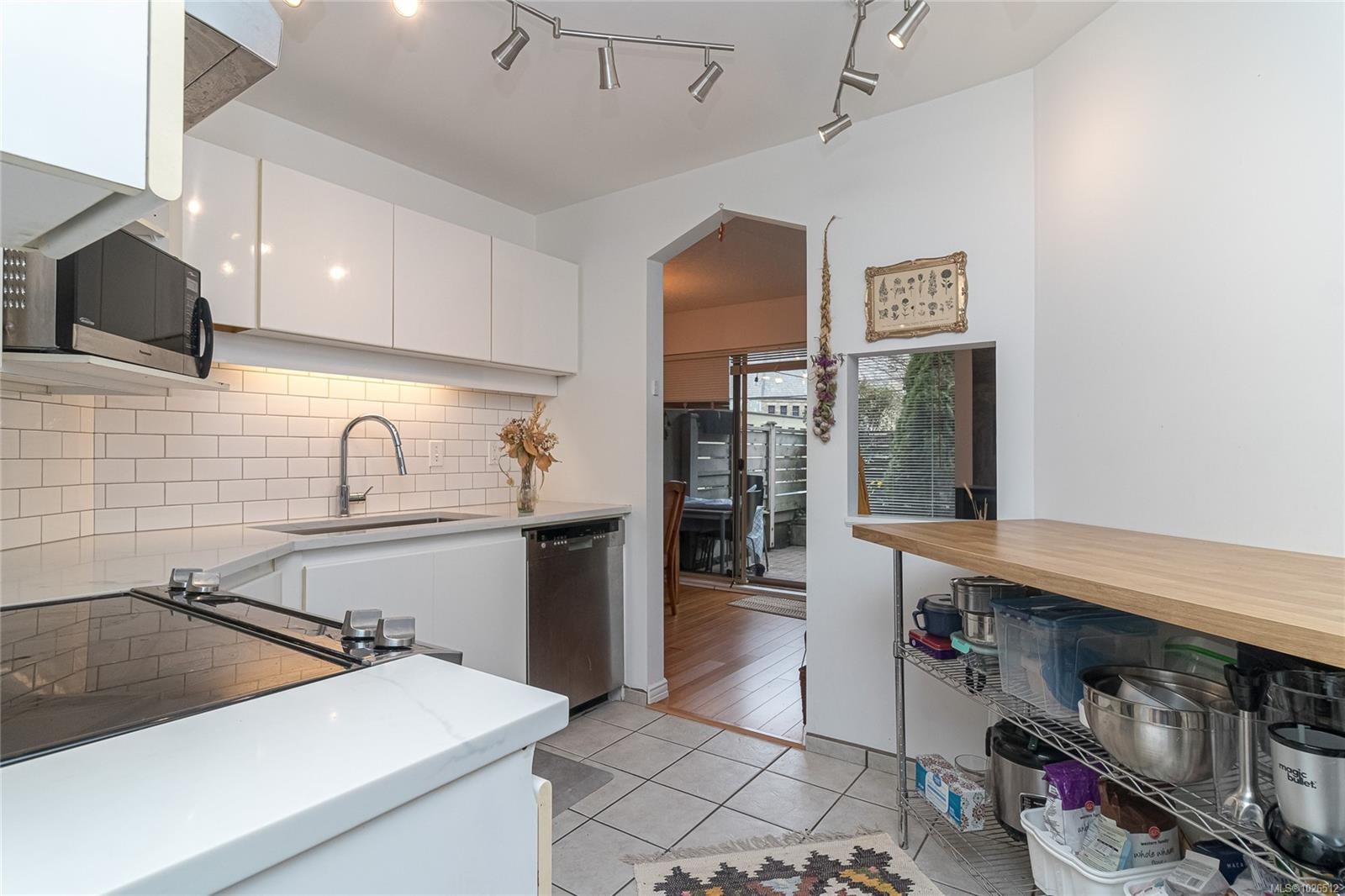 101-935 Johnson St, Victoria, BC - Indoor Photo Showing Kitchen