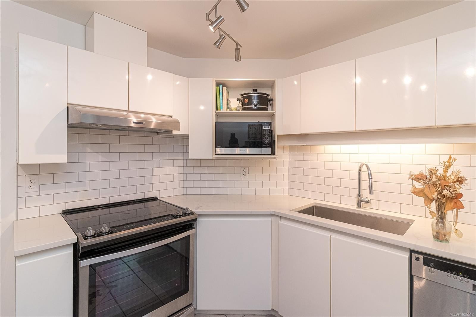 101-935 Johnson St, Victoria, BC - Indoor Photo Showing Kitchen With Upgraded Kitchen
