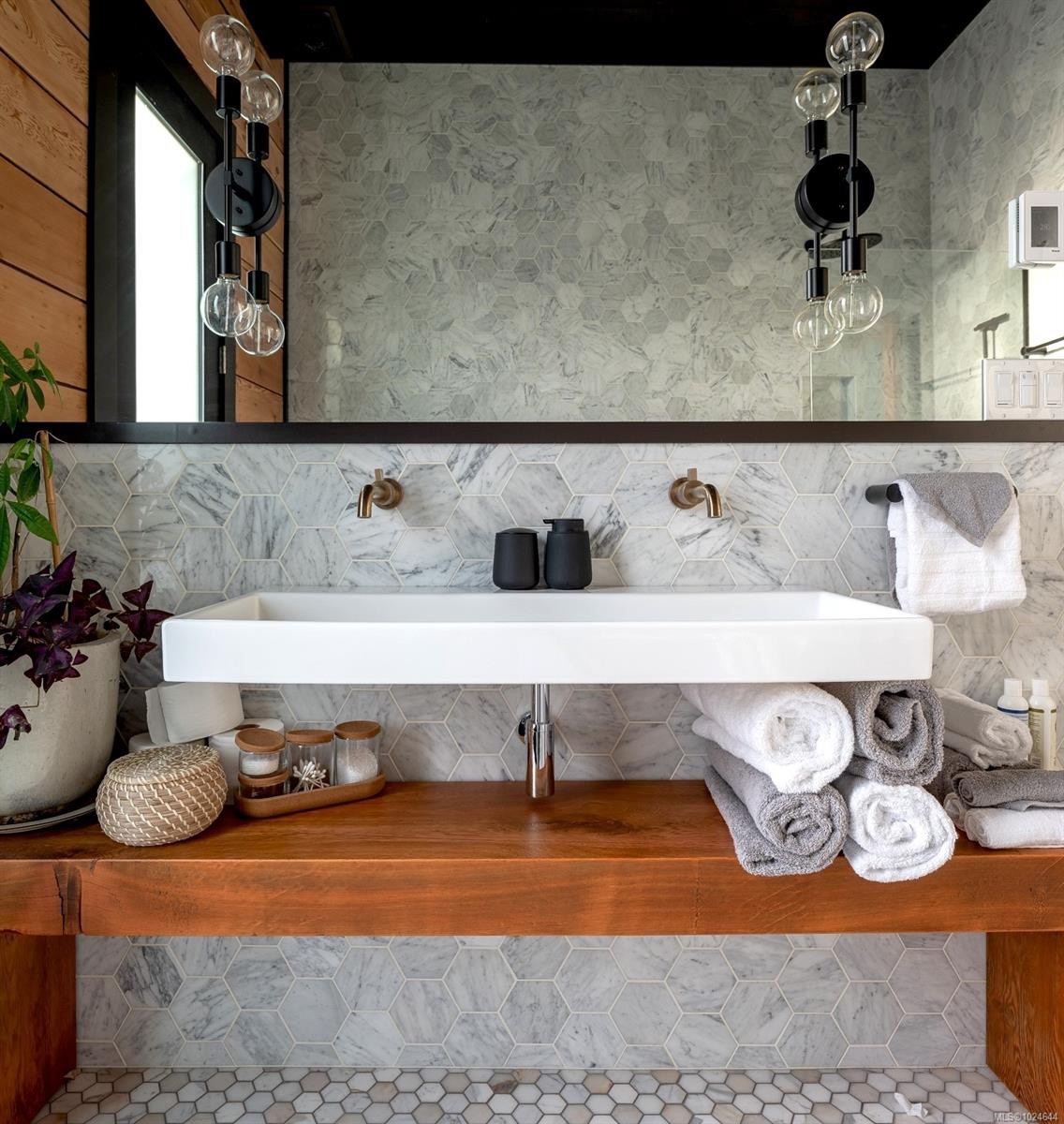 2613 Dunsmuir Ave, Cumberland, BC