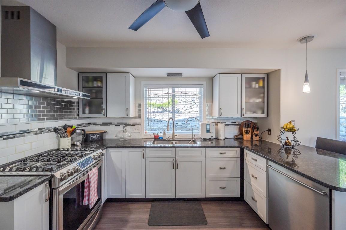 4123 Ponderosa Drive, Peachland, BC - Indoor Photo Showing Kitchen