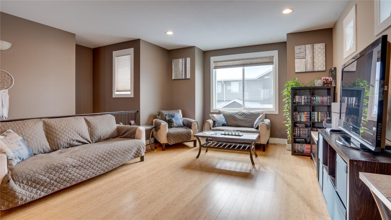 4406A 25 Street, Vernon, BC - Indoor Photo Showing Living Room