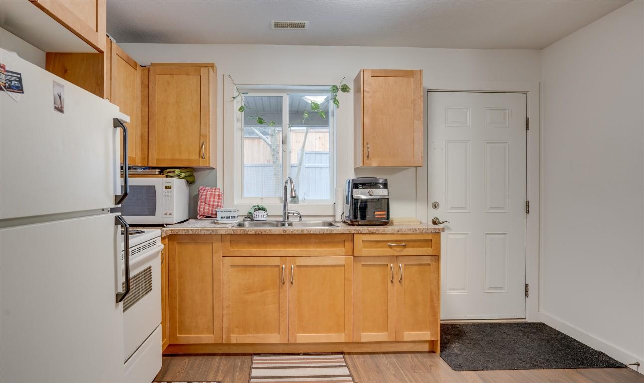 4406A 25 Street, Vernon, BC - Indoor Photo Showing Kitchen With Double Sink