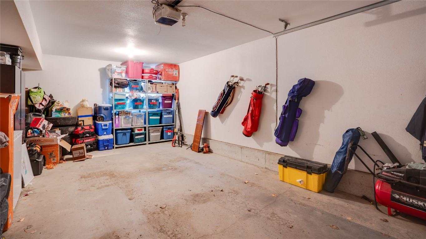 4406A 25 Street, Vernon, BC - Indoor Photo Showing Garage