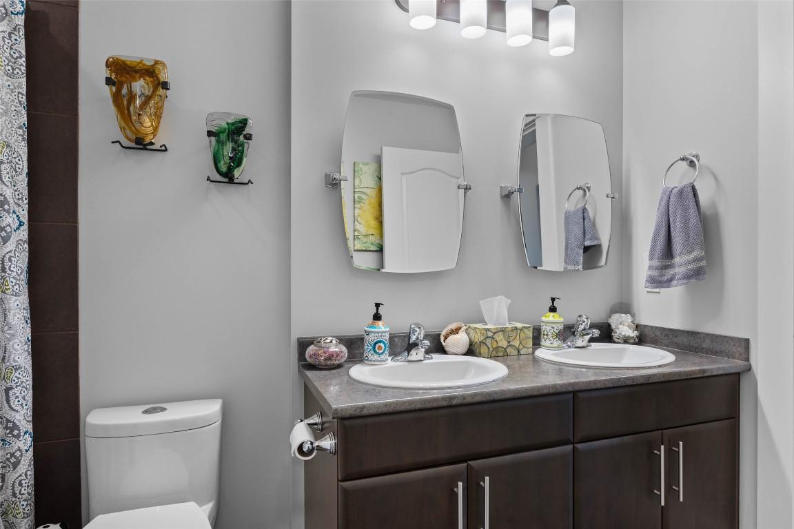 404-975 Victoria Street, Kamloops, BC - Indoor Photo Showing Bathroom