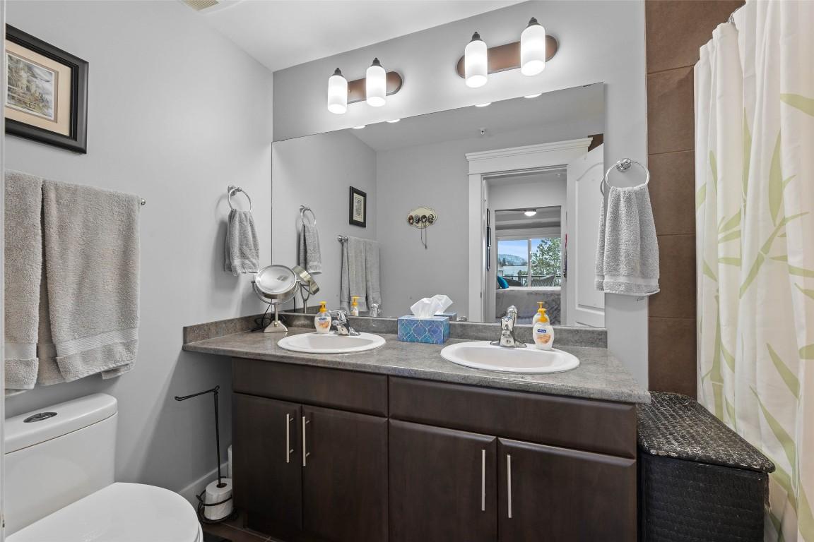 404-975 Victoria Street, Kamloops, BC - Indoor Photo Showing Bathroom