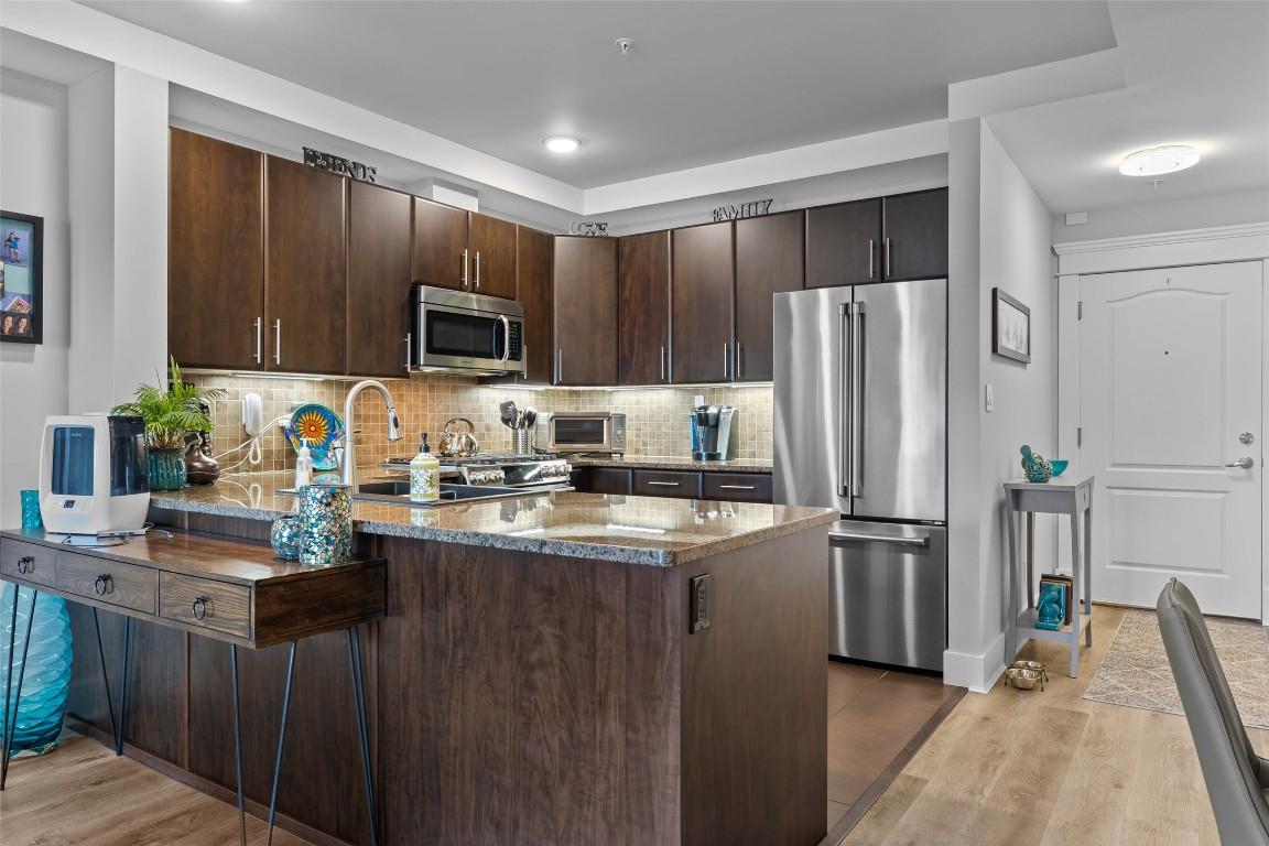 404-975 Victoria Street, Kamloops, BC - Indoor Photo Showing Kitchen With Upgraded Kitchen