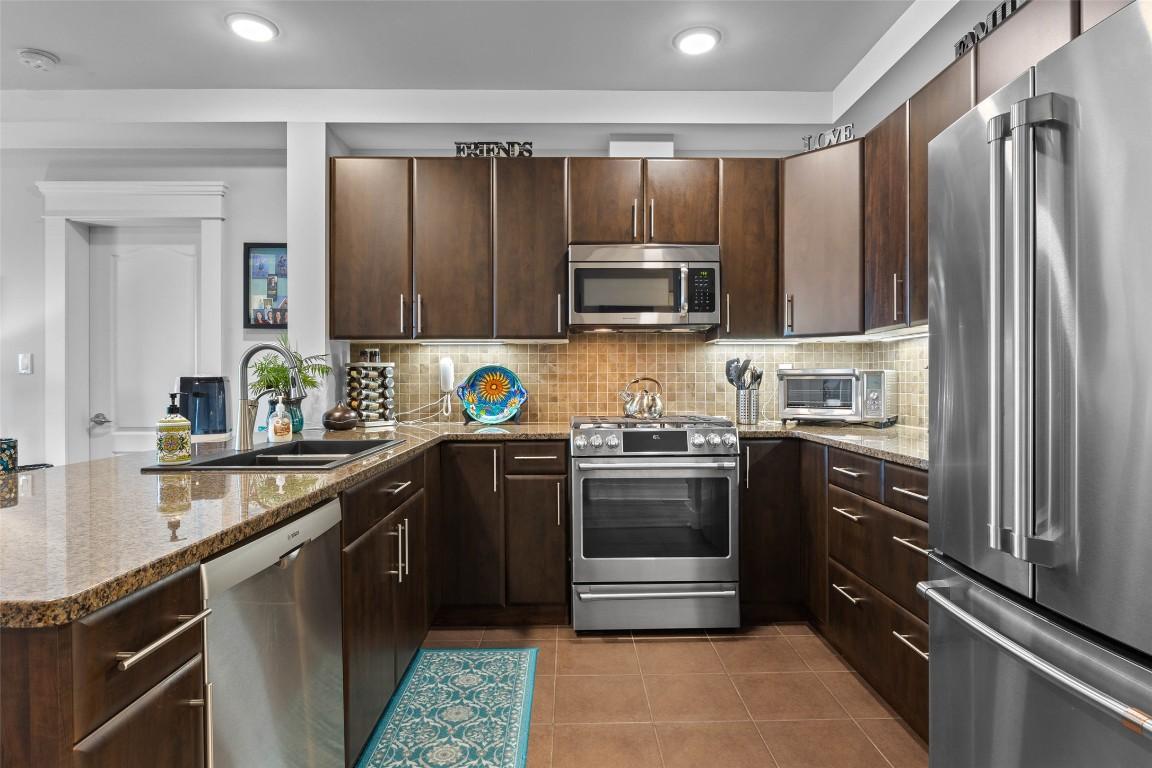 404-975 Victoria Street, Kamloops, BC - Indoor Photo Showing Kitchen With Double Sink With Upgraded Kitchen